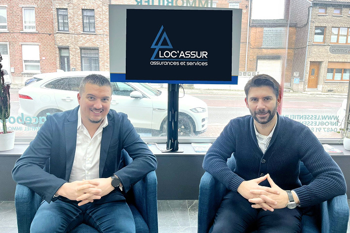 Damien Jacquiez et Manuel Romariz, les deux gérants de Loc-Assur, dans leur agence de Gilly